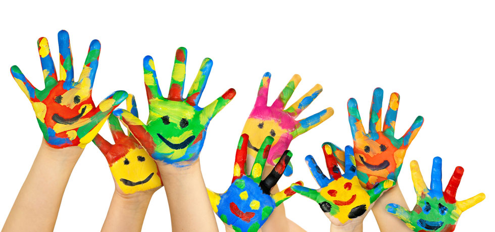 Bemalte Kinderhände mit lachenden Gesichtern