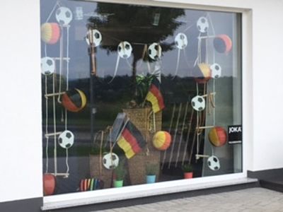 Schaufenster der Weller OHG zur WM 2018
